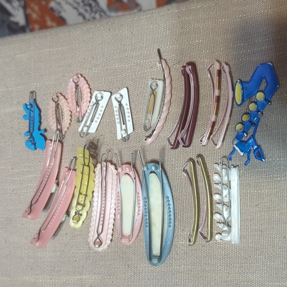 Lot of 20 Vintage Plastic Hair Barrettes Novelty Watch Hat Bows Bars Flowers - Picture 5 of 5